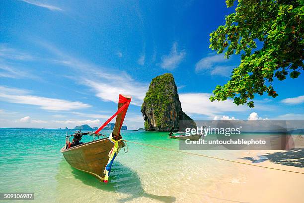 thailand, krabi, boats on shore - krabi provincie stockfoto's en -beelden