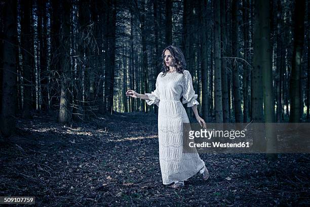 woman wearing white dress in a forest - femme robe blanche photos et images de collection