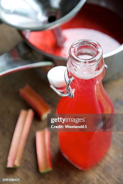homemade rhubarb syrup - rabarber stockfoto's en -beelden