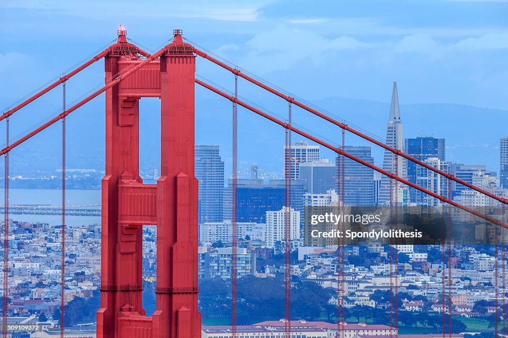 Golden Gate Bridge et la ville de San Francisco et au lever du soleil