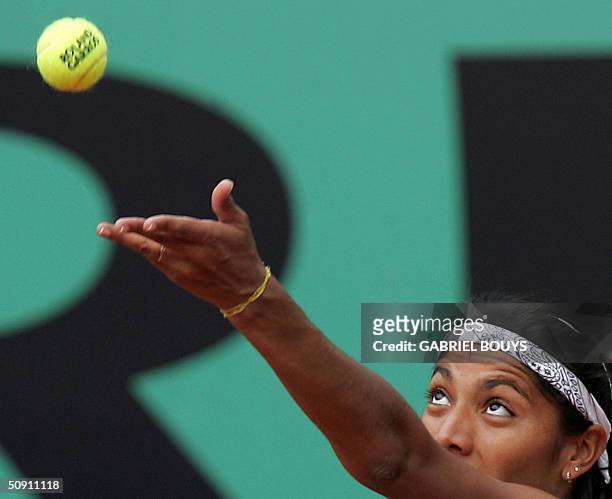 Argentinean Paola Suarez serves to Chinese Jie Zheng in the fourth round of the French Open at Roland Garros in Paris 30 May 2004. AFP PHOTO GABRIEL...