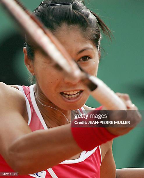 Japanese Shinobu Asagoe hits a shot to US Serena Williams in the fourth round of the French Open at Roland Garros in Paris 30 May 2004. AFP PHOTO...