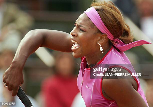 Serena Williams smashs to Japanese Shinobu Asagoe in the fourth round of the French Open at Roland Garros in Paris 30 May 2004. AFP PHOTO JEAN-PIERRE...