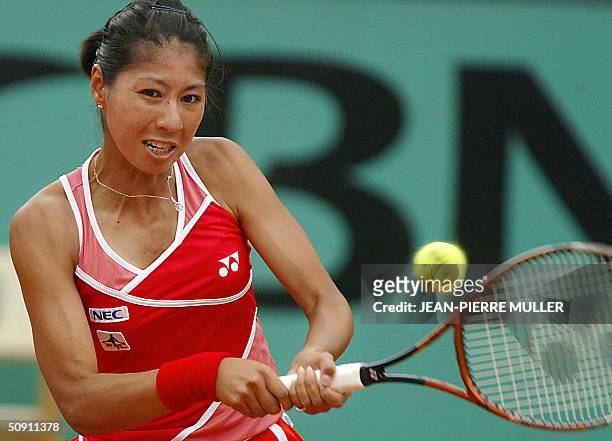 Japanese Shinobu Asagoe hits a backhand to US Serena Williams in the fourth round of the French Open at Roland Garros in Paris 30 May 2004. AFP PHOTO...