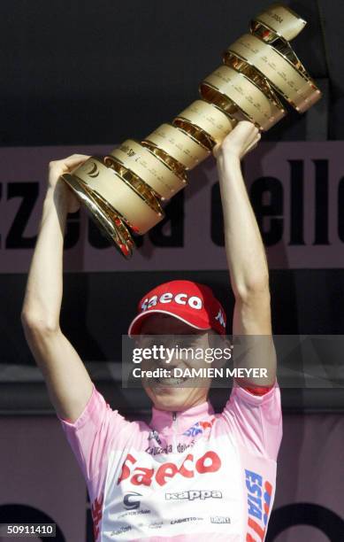 Italian Damiano Cunego celebrates with the trophy on the podium after the last stage of the 87th Giro between Clusone and Milano, 30 May 2004....