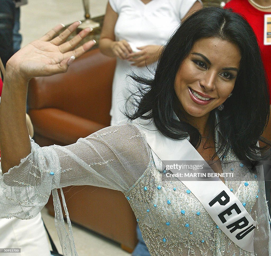 Miss Peru Liesel Holler waves to photogr