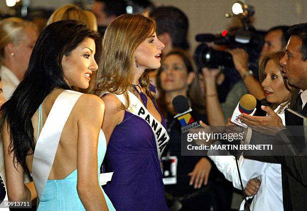 Miss Greece Valia kakouti and Miss Panama Jessica Rodriguez talk with press on 31 May 2004, in Quito, Ecuador, during the last session of interviews....