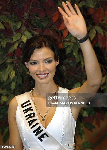 Miss Ukraine Oleksandra Nikolayenko waves at the photographers 31 May 2004, in Quito City, during the last session of interviews. The Miss Universe...