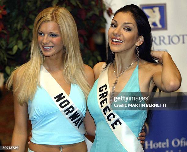 Miss Norway Kathrine Sorland and Miss Greece Valia Kakouti pose for the photographers 31 May 2004, in Quito City, during the last session of...