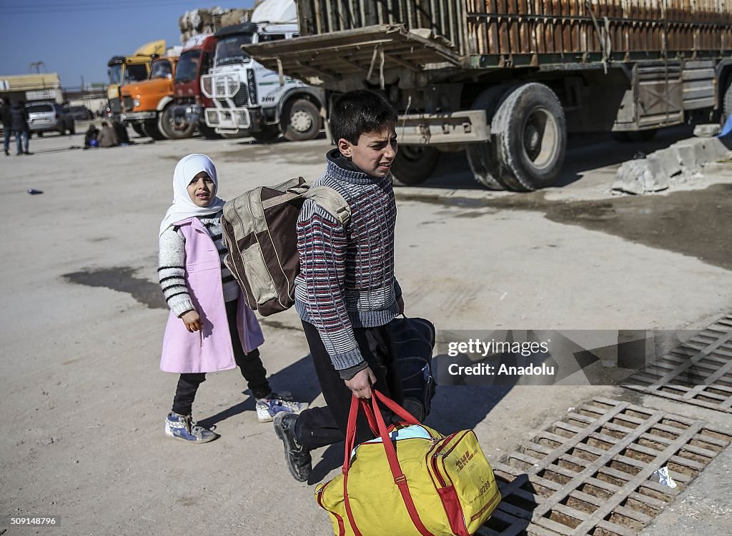 Syrians camp on Turkey-Syria border near Aleppo