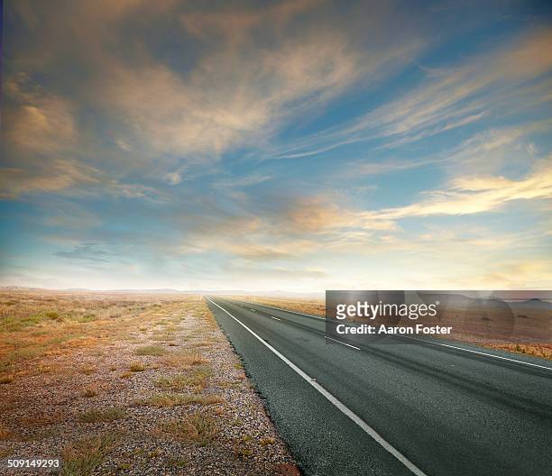 outback road - imbrunire foto e immagini stock