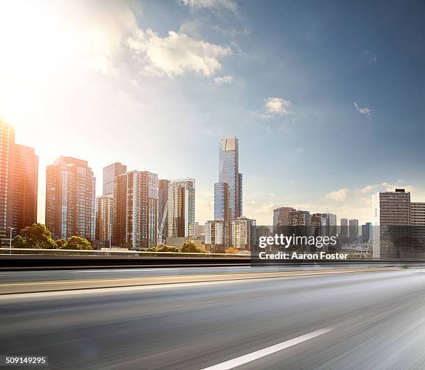 inner city road in motion - road city stockfoto's en -beelden