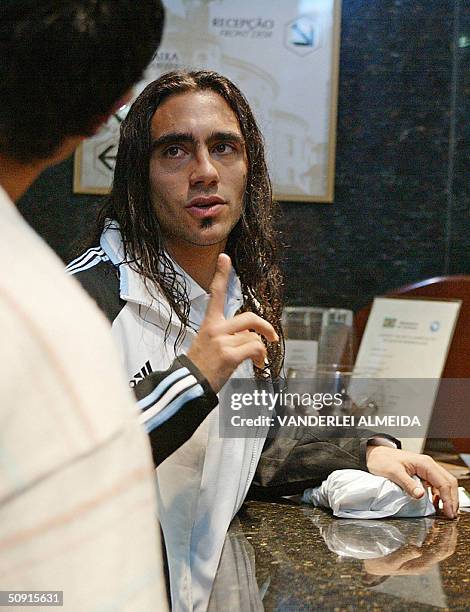 Sorin jugador de la seleccion Argentina de futbol, responde preguntas a un periodista en el hall del hotel el 01 de junio de 2004 en Belo Horizonte,...