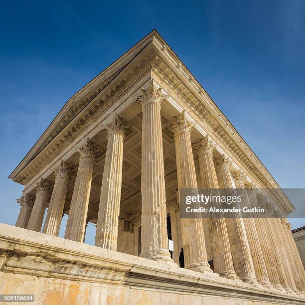 temple in nimes - gard fotografías e imágenes de stock