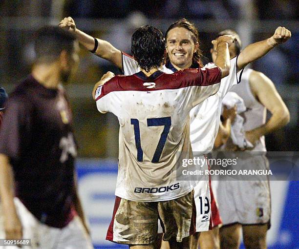 Rafael Olarra se abraza con Milovan Mirosevic del seleccionado de Chile, al finalizar el partido contra Venezuela, disputado el 01 de junio de 2004...