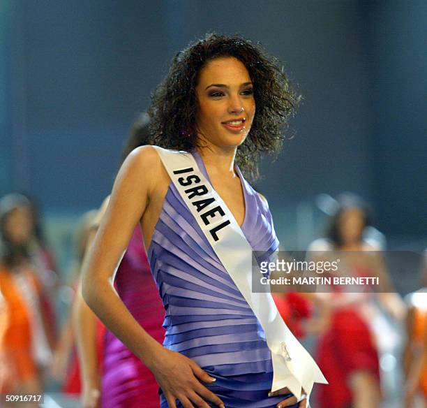 Miss Israel Gal Gadot smiles during the Miss Universe final show in Quito, Ecuador, 01 June 2004. AFP PHOTO/MARTIN BERNETTI