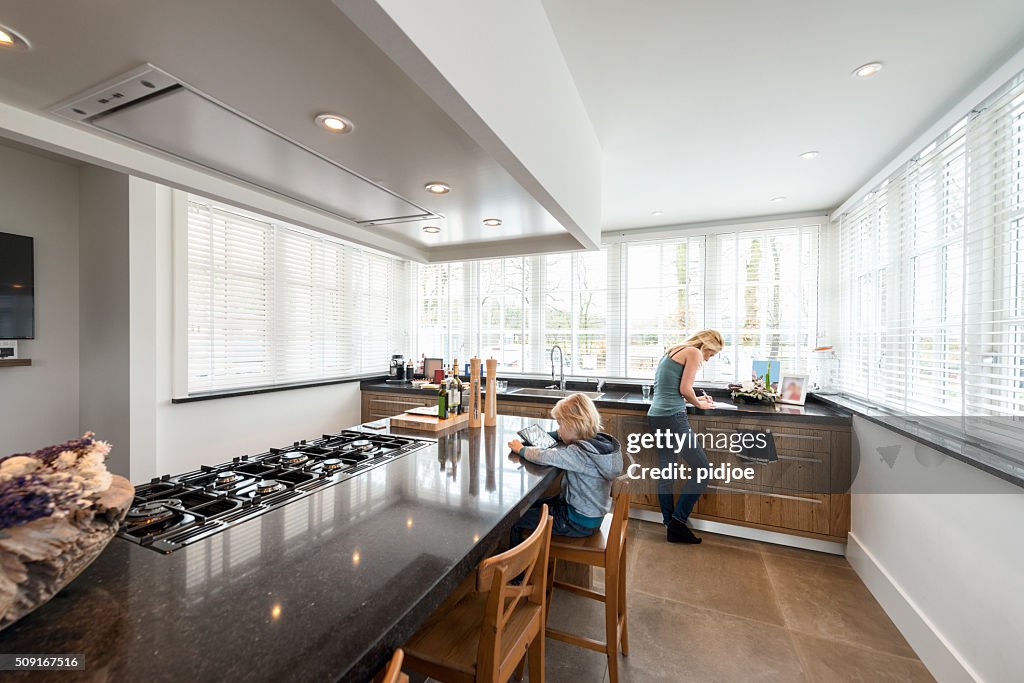 Wunderschöne Küche in Luxus zu Hause kochen Insel