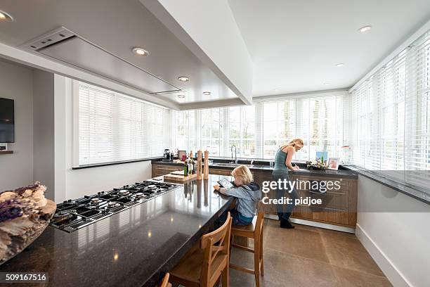 superbe cuisine de luxe comme chez vous avec la cuisine de l " île - large family stock photos et images de collection