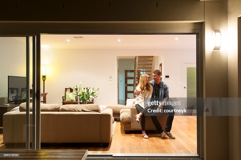 Pareja descansando en su hogar en la noche.