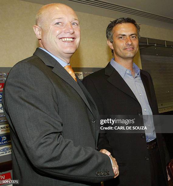 London, UNITED KINGDOM: Former Porto manager Jose Mourinho shakes hands with Chelsea Chief Executive Paul Kenyon at a press conference where Mourinho...