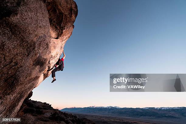 klettern steilen - soloklettern stock-fotos und bilder