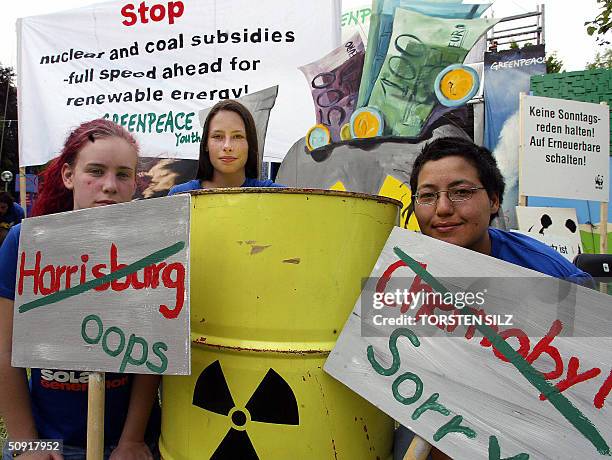 Greenpeace activists of the so-called "solar-generation" demonstrate against subventions for nuclear energy and coal in front of the former Bundestag...