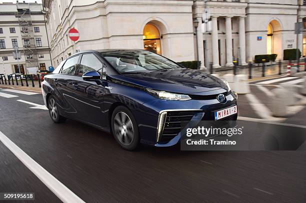 pila de combustible vehículo por la calle - coche particular fotografías e imágenes de stock