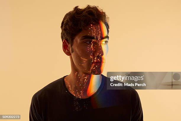 young man with cityscape reflected on to him - 期待 個照片及圖片檔