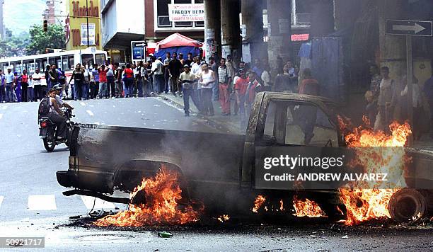 Una camioneta arde en llamas en el centro de Caracas el 03 de junio de 2004. Partidarios del gobierno quemaron cauchos e incediaron 4 vehiculos cerca...