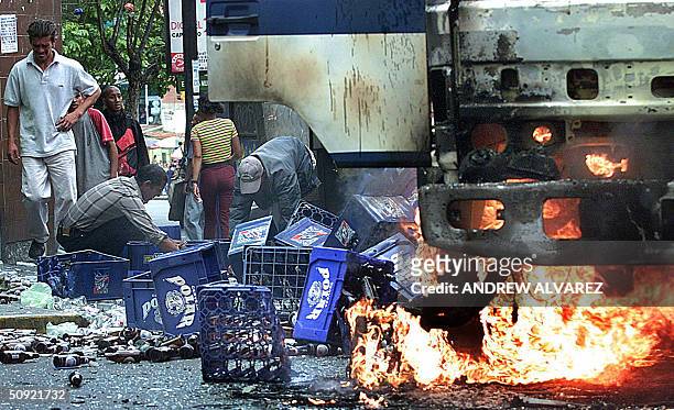 Un camion de transporte de cervezas arde en llamas en el centro de Caracas el 03 de junio de 2004. Partidarios del gobierno quemaron cauchos e...