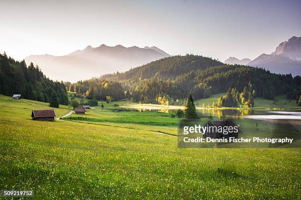 beautiful sunrise in the alps - bavarian photos et images de collection
