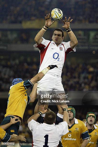 Martin Johnson of England wins lineout ball during the test match between Australia and England at the Telstra Dome June 21, 2003 in Melbourne,...