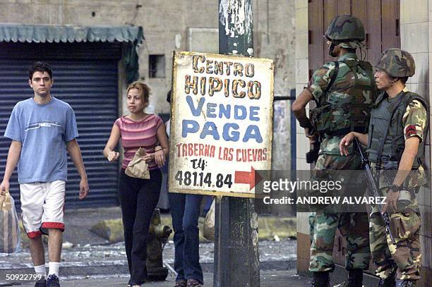 Miembros del ejErcito venezolano, custodian una calle del centro de Caracas el 03 de junio de 2004. La oposicion venezolana consiguio las firmas...