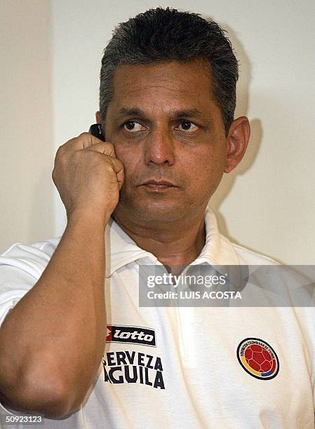El tecnico de la seleccion Colombia Reinaldo Rueda habla por telefono antes de asistir a una conferencia de prensa en Barranquilla, el 3 de junio de...