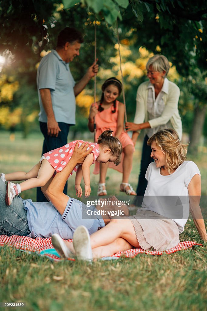 Drei Erstellung der Familie mit Picknick