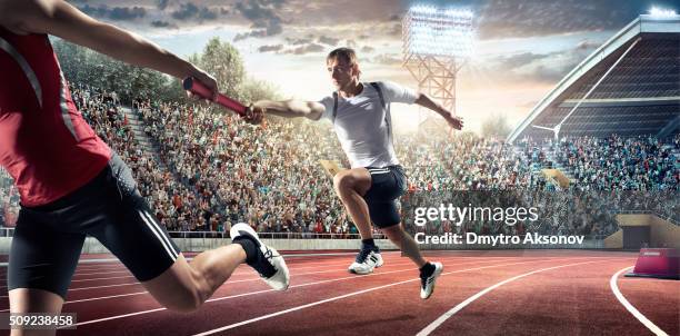 running fahren sie auf dem olympic stadium - staffel stock-fotos und bilder