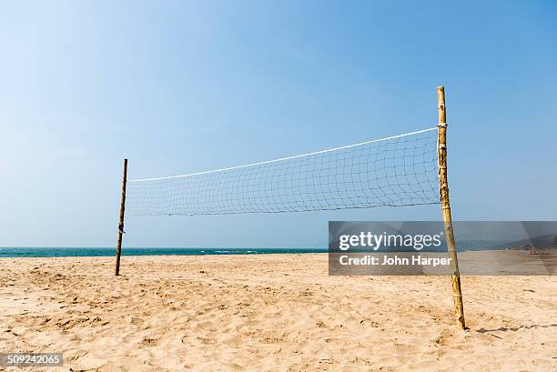 volleyball net on beach - juego de voleibol de playa fotografías e imágenes de stock