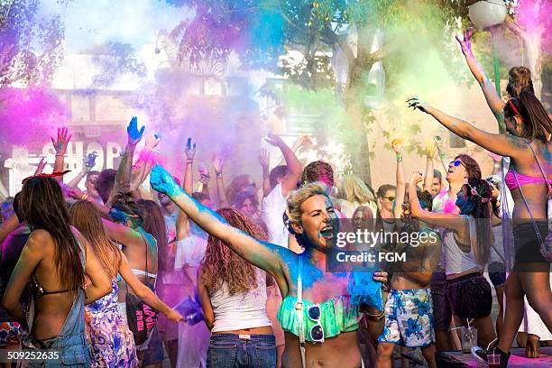 holi festival al jardín - powder throw fotografías e imágenes de stock