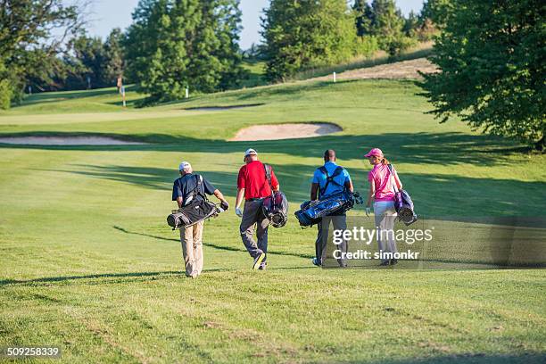 los golfistas pasos en el campo de golf - golf club fotografías e imágenes de stock