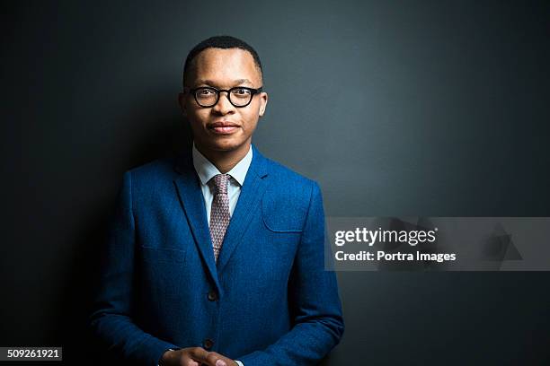 portrait of confident young businessman - blauw pak stockfoto's en -beelden