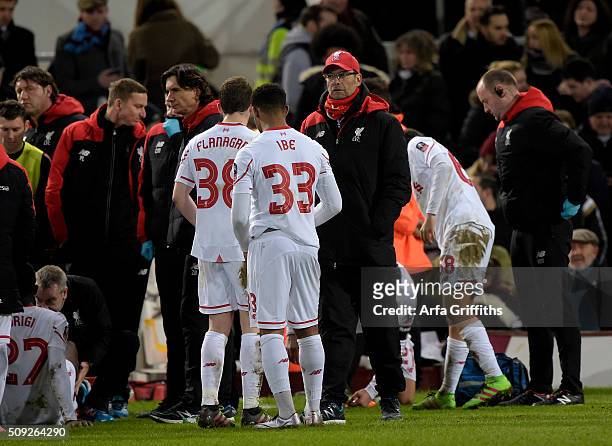 Jurgen Klopp of Liverpool chats with his players before extra time begins during the Emirates FA Cup Fourth Round Replay between West Ham United and...