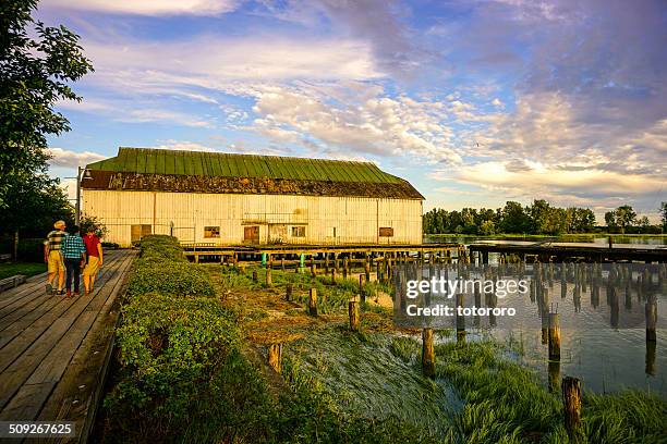 richmond steveston heritage site at sunset - richmond-colombie-britannique photos et images de collection