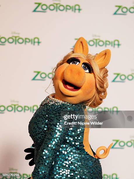 Tail of Two Piggies" - When Miss Piggy suffers a scandalous wardrobe malfunction, the network is outraged, and Piggy is forced to question everything...