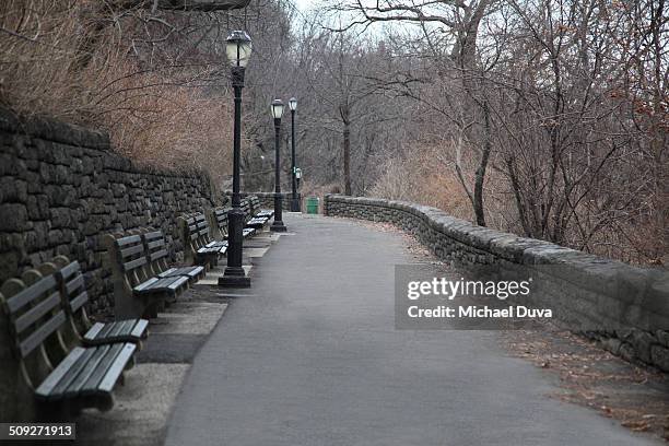 pathway around the cloisters in winter - cloister stockfoto's en -beelden