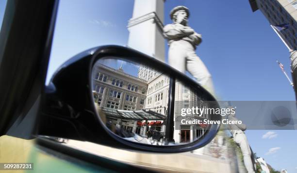 driving thru lancaster pennsylvania town square - lancaster città della pennsylvania foto e immagini stock