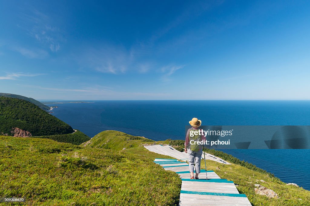Mujer de caminatas, paseos de excursionismo de los edificios, Cabot sendero, del cabo Bretón, Nova Escocia