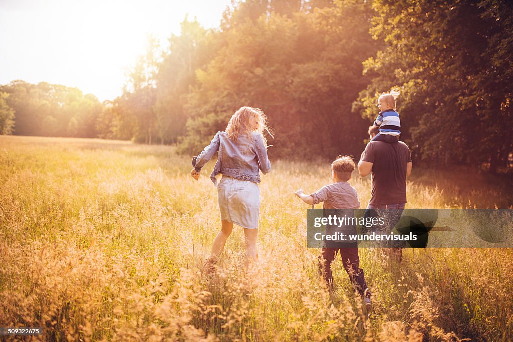 Familie erkunden park