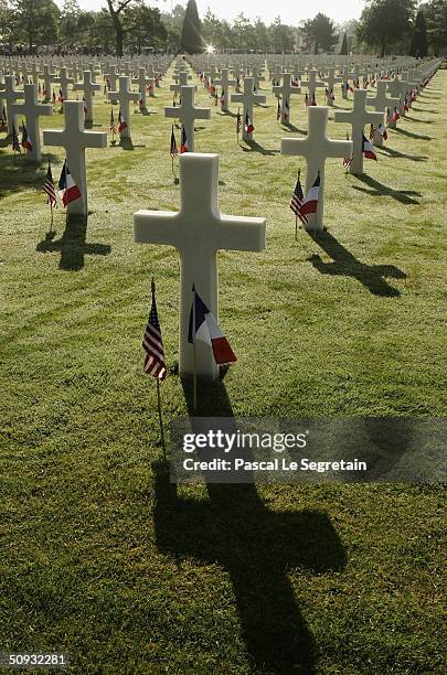 chirac and bush attend d-day ceremony at omaha beach - normandy d day stockfoto's en -beelden