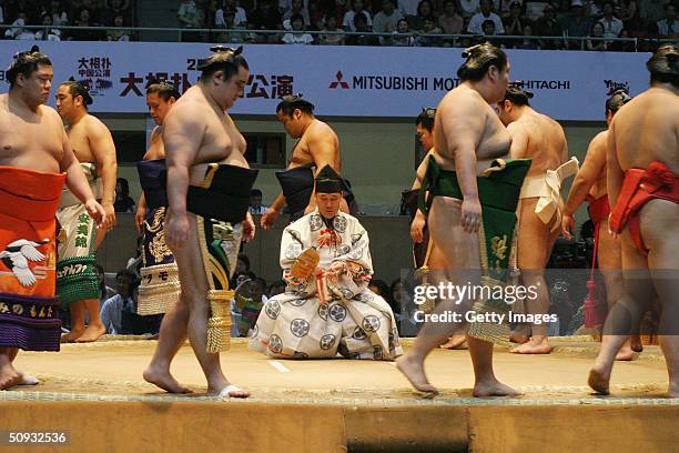 Sumo Judge Dohyo Iri Ceremony Photos and Premium High Res Pictures - Getty Images