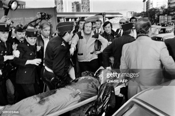 Photo taken on November 2, 1979 shows the bloodstained body of French criminal Jacques Mesrine, nicknamed "Public Enemy n°1", evacuated on a...